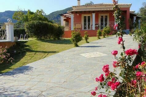 Villa Grecia new modern villa with pool in traditional village in Liapades