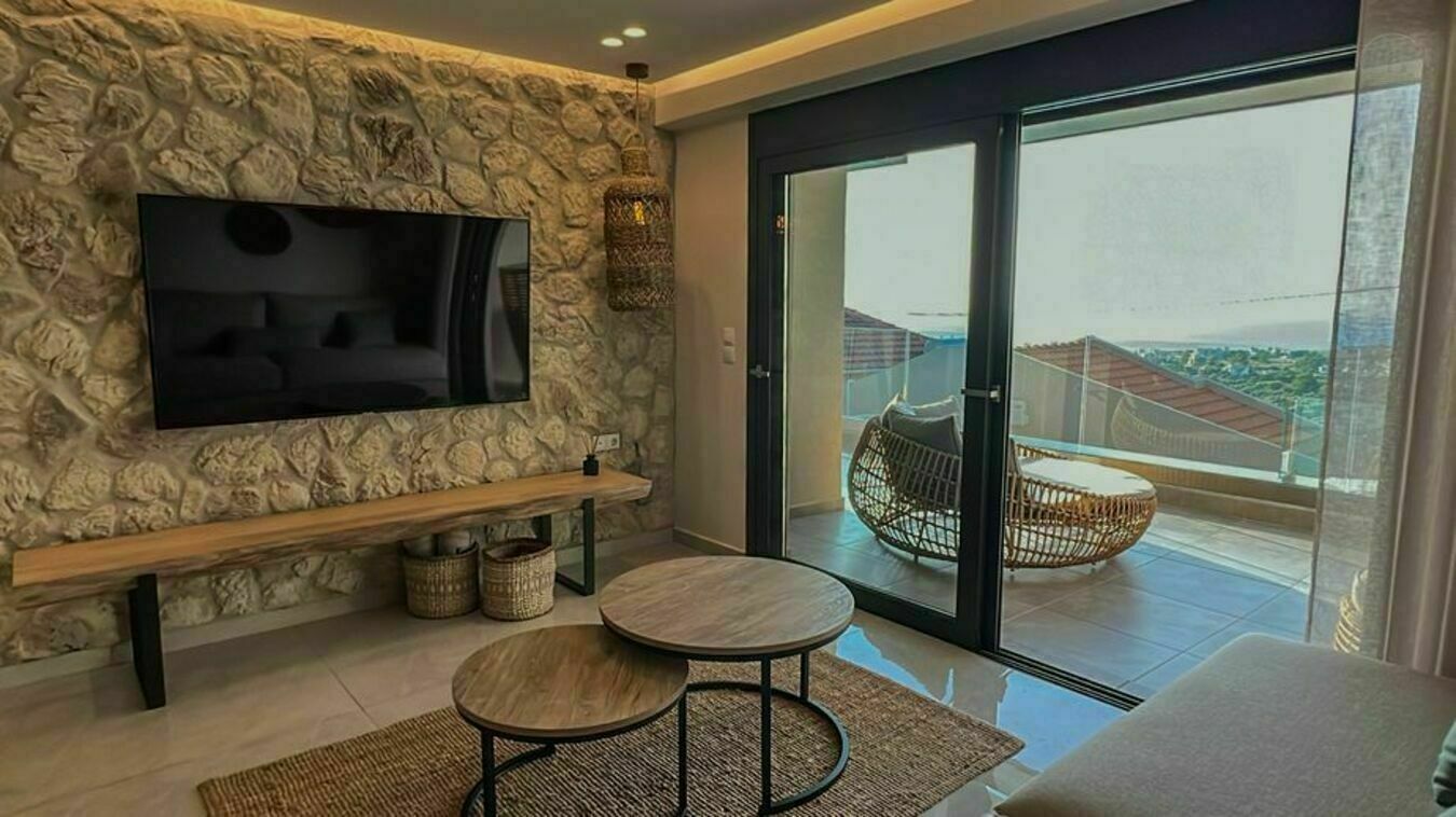 Tranquil Bayview Retreat: A Haven with Panoramic Serenity in