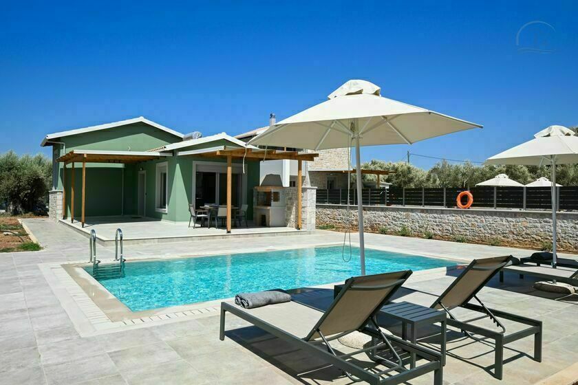 Small Villa Halipoma Odysseas with Private Pool near Ai Giannis Beach