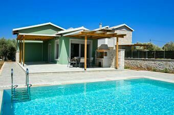 Small Halipoma Villa Odysseas into Lefkada town &close to Ai Giannis beach