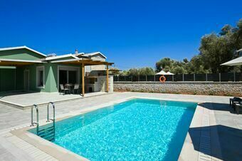 Small Halipoma Villa Tilemahos into Lefkada town &close to Ai Giannis beach