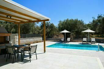 Small Halipoma Villa Tilemahos into Lefkada town &close to Ai Giannis beach