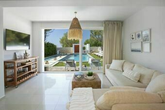 Coastal Chic Luxury Villa La Reina in Ai Giannis Kitesurfers beach paradise