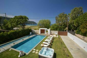 Coastal Chic Luxury Villa La Reina in Ai Giannis Kitesurfers beach paradise