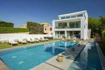 Coastal Chic Luxury Villa La Reina in Ai Giannis Kitesurfers beach paradise