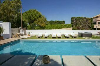 Coastal Chic Luxury Villa La Reina in Ai Giannis Kitesurfers beach paradise