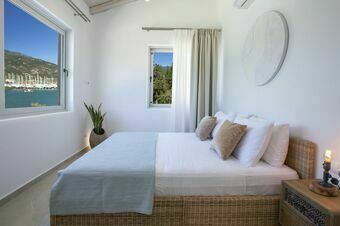 Villa Unalome – Seafront Luxury in the Picturesque Bay of Vlicho