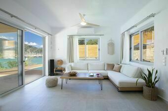 Villa Unalome – Seafront Luxury in the Picturesque Bay of Vlicho