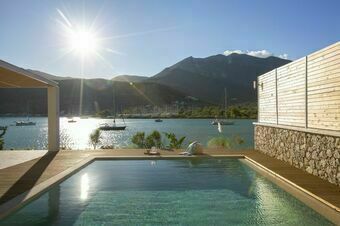Villa Unalome – Seafront Luxury in the Picturesque Bay of Vlicho