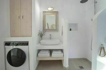 Villa Unalome – Seafront Luxury in the Picturesque Bay of Vlicho
