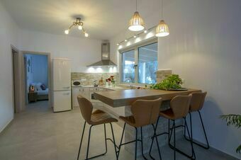 Villa Unalome – Seafront Luxury in the Picturesque Bay of Vlicho