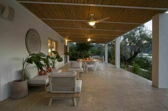 Villa Unalome – Seafront Luxury in the Picturesque Bay of Vlicho