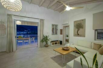 Villa Unalome – Seafront Luxury in the Picturesque Bay of Vlicho