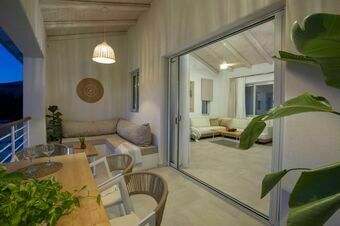 Villa Unalome – Seafront Luxury in the Picturesque Bay of Vlicho