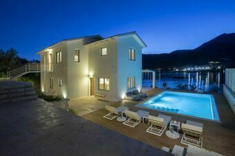 Villa Unalome – Seafront Luxury in the Picturesque Bay of Vlicho