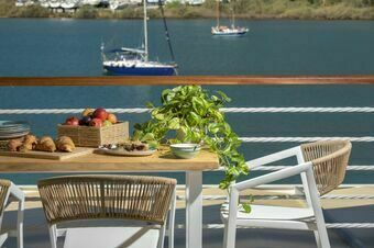 Villa Unalome – Seafront Luxury in the Picturesque Bay of Vlicho
