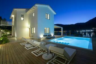 Villa Unalome – Seafront Luxury in the Picturesque Bay of Vlicho