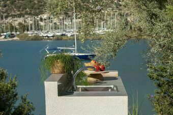 Villa Unalome – Seafront Luxury in the Picturesque Bay of Vlicho