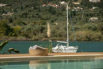 Villa Unalome – Seafront Luxury in the Picturesque Bay of Vlicho