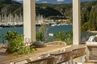 Villa Unalome – Seafront Luxury in the Picturesque Bay of Vlicho