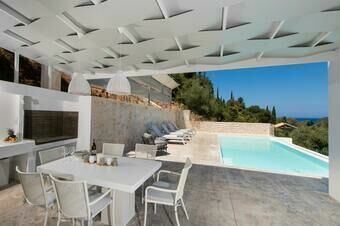 Spectacular seaviews, infinity pool, walk to Agios Ioannis beach