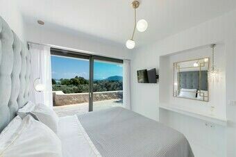 Spectacular seaviews, infinity pool, walk to Agios Ioannis beach