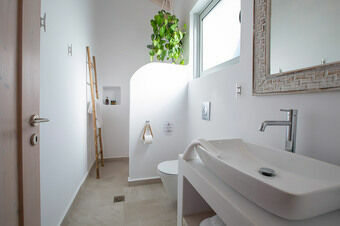 Villa Unalome – Seafront Luxury in the Picturesque Bay of Vlicho