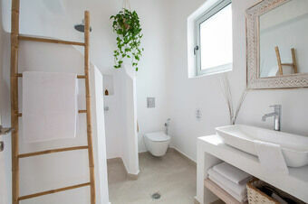 Villa Unalome – Seafront Luxury in the Picturesque Bay of Vlicho