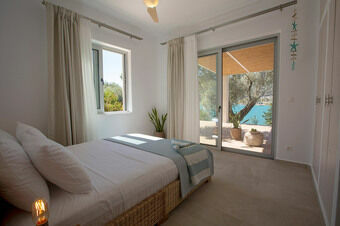 Villa Unalome – Seafront Luxury in the Picturesque Bay of Vlicho