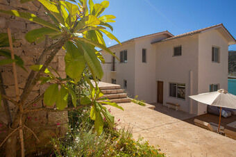 Villa Unalome – Seafront Luxury in the Picturesque Bay of Vlicho