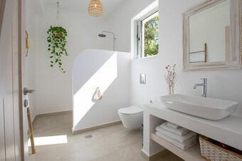 Villa Unalome – Seafront Luxury in the Picturesque Bay of Vlicho