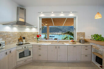 Villa Unalome – Seafront Luxury in the Picturesque Bay of Vlicho