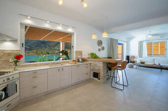 Villa Unalome – Seafront Luxury in the Picturesque Bay of Vlicho