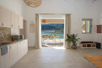 Villa Unalome – Seafront Luxury in the Picturesque Bay of Vlicho
