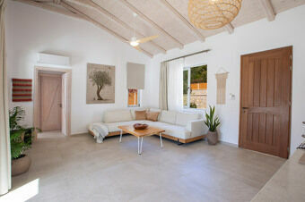 Villa Unalome – Seafront Luxury in the Picturesque Bay of Vlicho