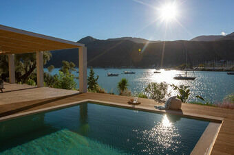 Villa Unalome – Seafront Luxury in the Picturesque Bay of Vlicho