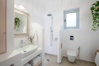 Villa Unalome – Seafront Luxury in the Picturesque Bay of Vlicho