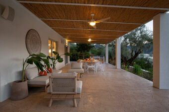 Villa Unalome – Seafront Luxury in the Picturesque Bay of Vlicho