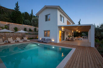 Villa Unalome – Seafront Luxury in the Picturesque Bay of Vlicho
