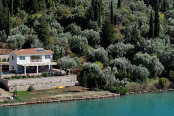 Villa Unalome – Seafront Luxury in the Picturesque Bay of Vlicho