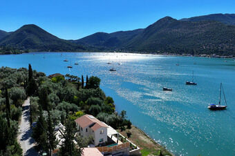Villa Unalome – Seafront Luxury in the Picturesque Bay of Vlicho