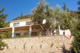 Villa Unalome – Seafront Luxury in the Picturesque Bay of Vlicho