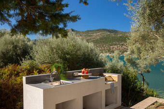 Villa Unalome – Seafront Luxury in the Picturesque Bay of Vlicho