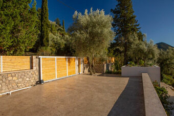 Villa Unalome – Seafront Luxury in the Picturesque Bay of Vlicho