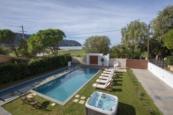 Coastal Chic Luxury Villa La Reina in Ai Giannis Kitesurfers beach paradise