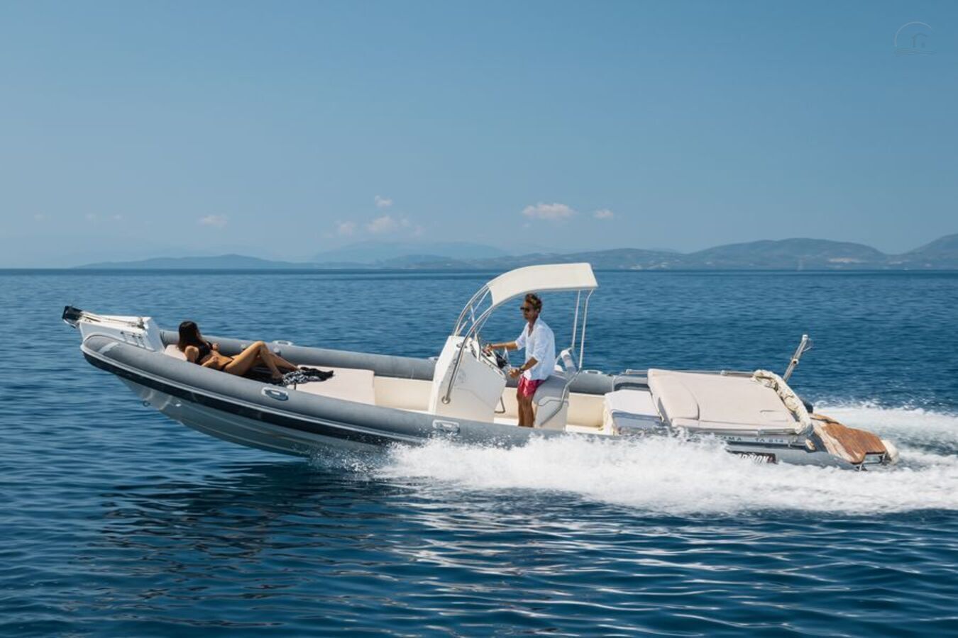 Elegantes Boot Fahren In Der Nhe Ebenbildnull
