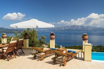 Villa with incredible sea views from the infinity pool in Perigiali!