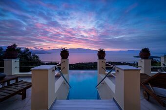 Villa with incredible sea views from the infinity pool in Perigiali!