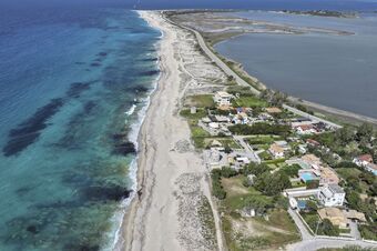 Coastal Chic Luxury Villa La Reina in Ai Giannis Kitesurfers beach paradise