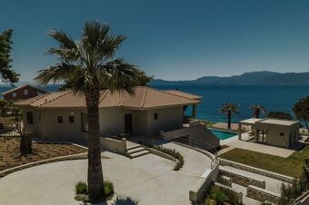 IONIAN FLAIR - Seafront Villa, perfect for large groups!